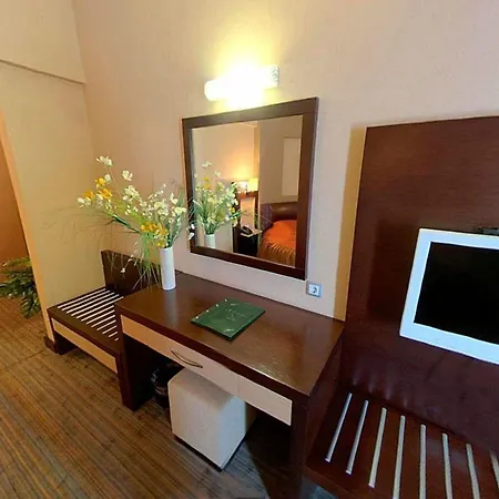 Hotel Mom 3*