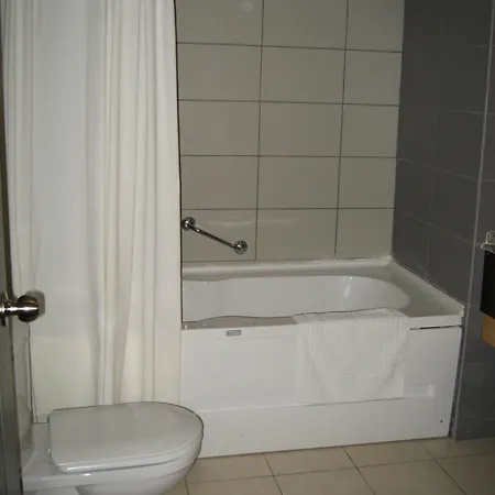 Hotel Mom 4*