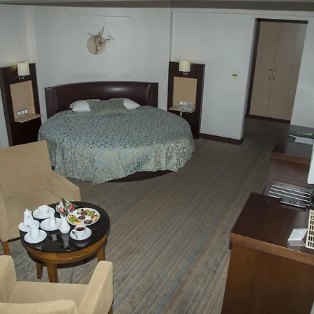 Hotel Mom 4*