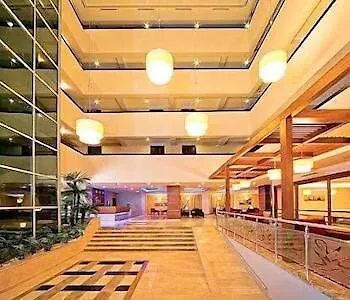 Hotel Mom 4*