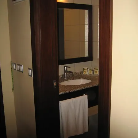 Hotel Mom 4*